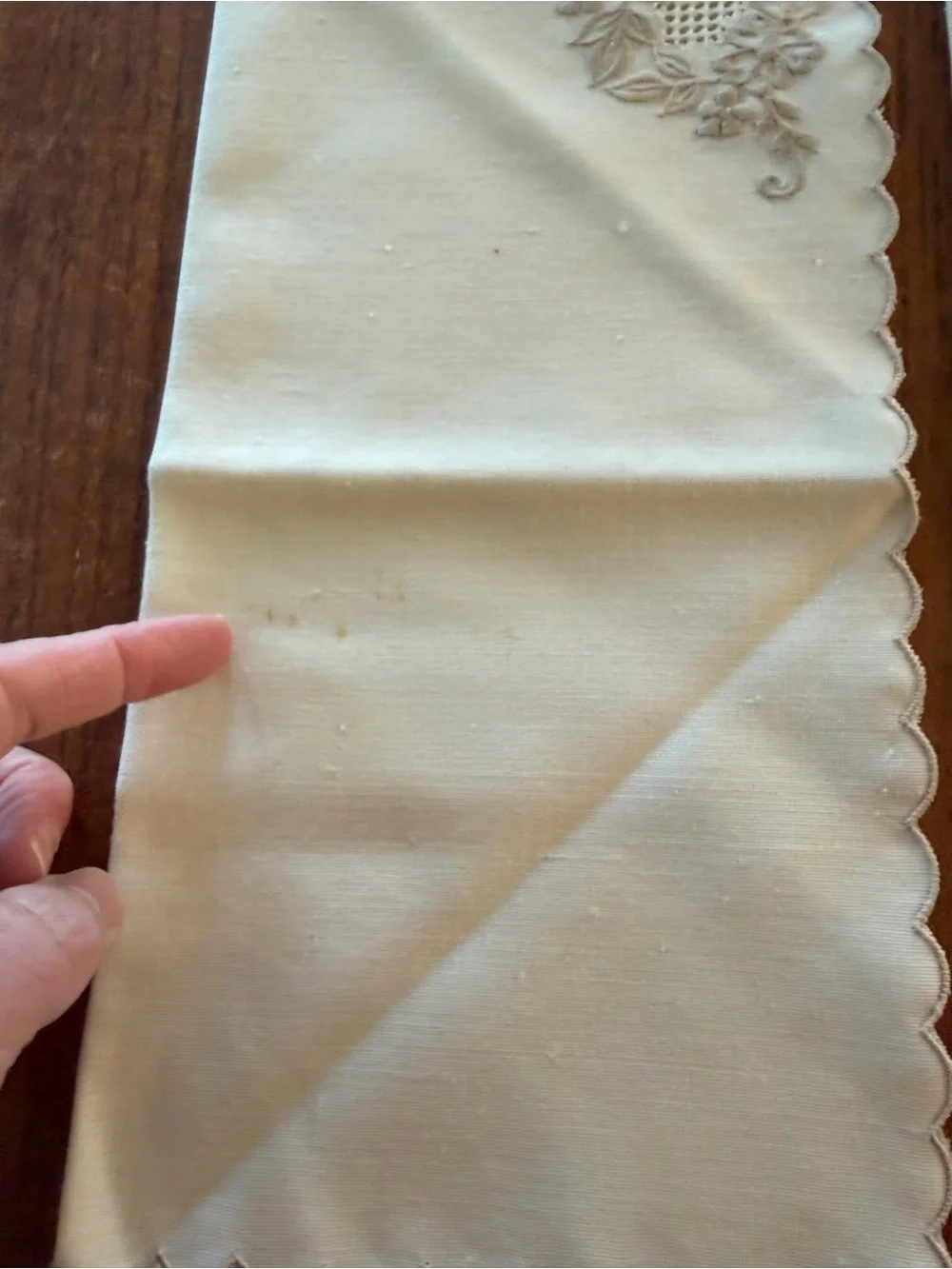Vintage Embroidered Scalloped Edge Dinner Napkins - Cream/Tan 12